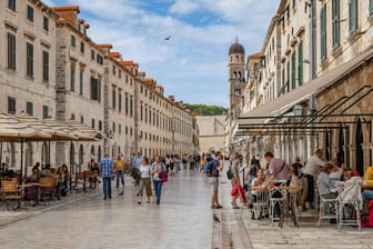 Touristen in Dubrovnik: Die Corona-Infektionszahlen in Kroatien steigen momentan auf Rekordwerte.
