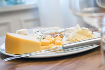 Verschiedene Käsesorten auf einem Teller: Bei einigen Supermarktketten werden die Preise für Käse gesenkt.