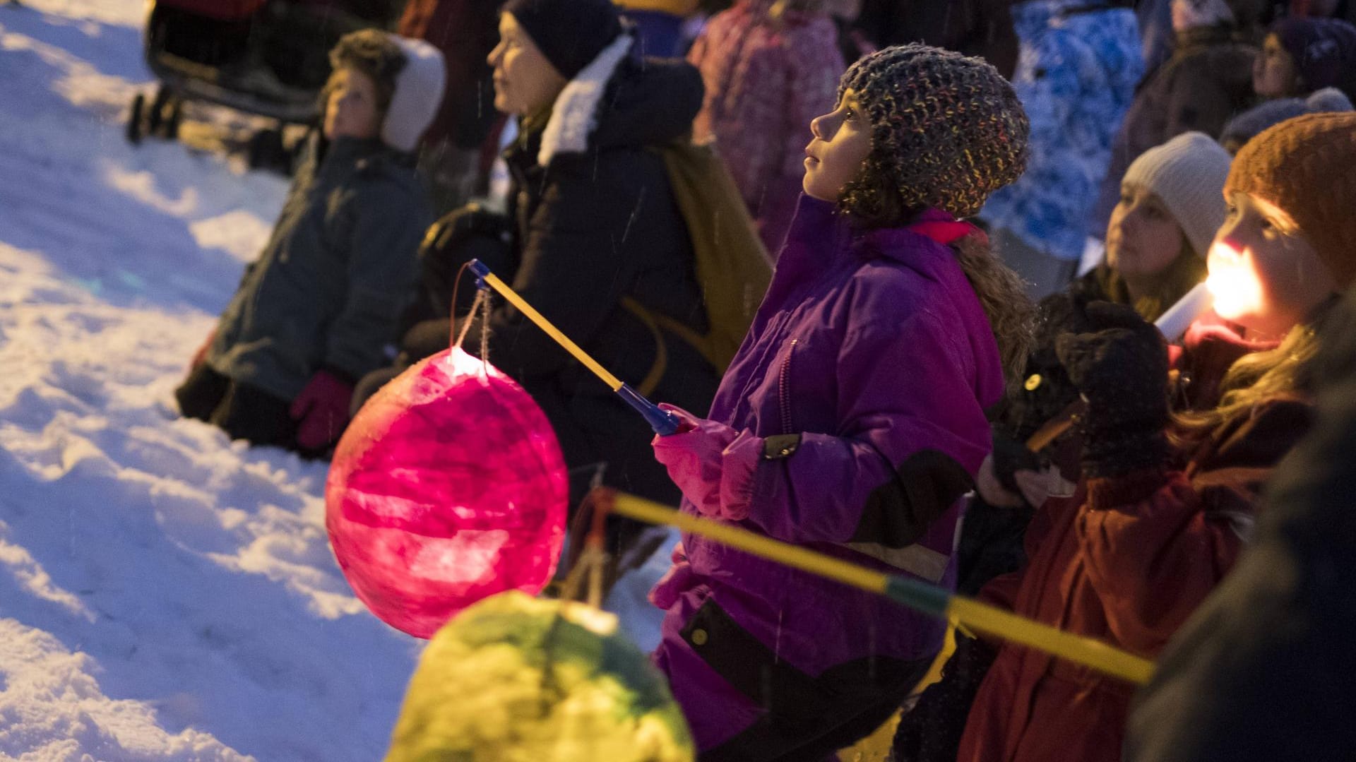 Laternenumzug zum Martingstag: Eine Laterne ist schnell mithilfe eines Luftballons gebastelt.