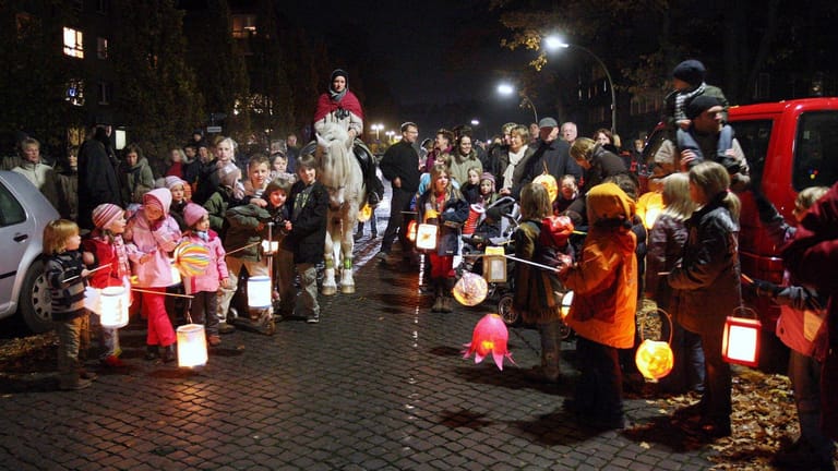 Martinsumzug: Die traditionellen Umzüge mit einem Reiter stellen das historische Ereignis von Sankt Martin nach.
