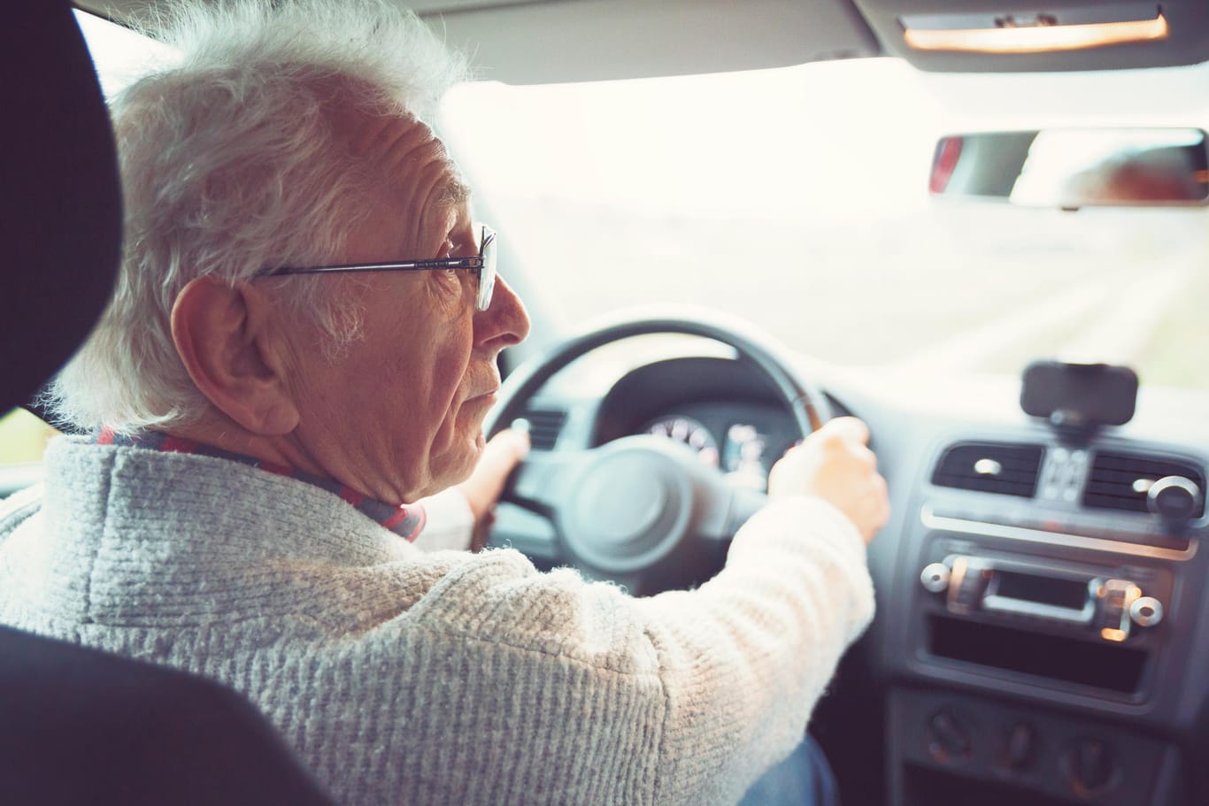 Senior hinterm Steuer: Wer seine Fahrtauglichkeit im Alter kritisch überprüfen will, muss selbst aktiv werden.