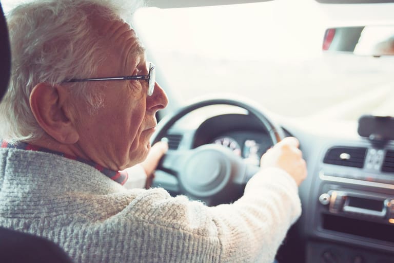 Senior hinterm Steuer: Wer seine Fahrtauglichkeit im Alter kritisch überprüfen will, muss selbst aktiv werden.
