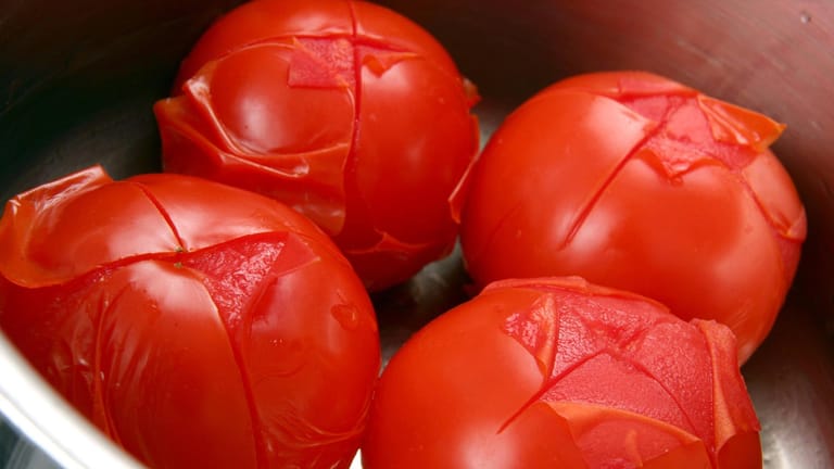 Tomaten: Mit einem Trick lässt sich die Haut ganz leicht ablösen.