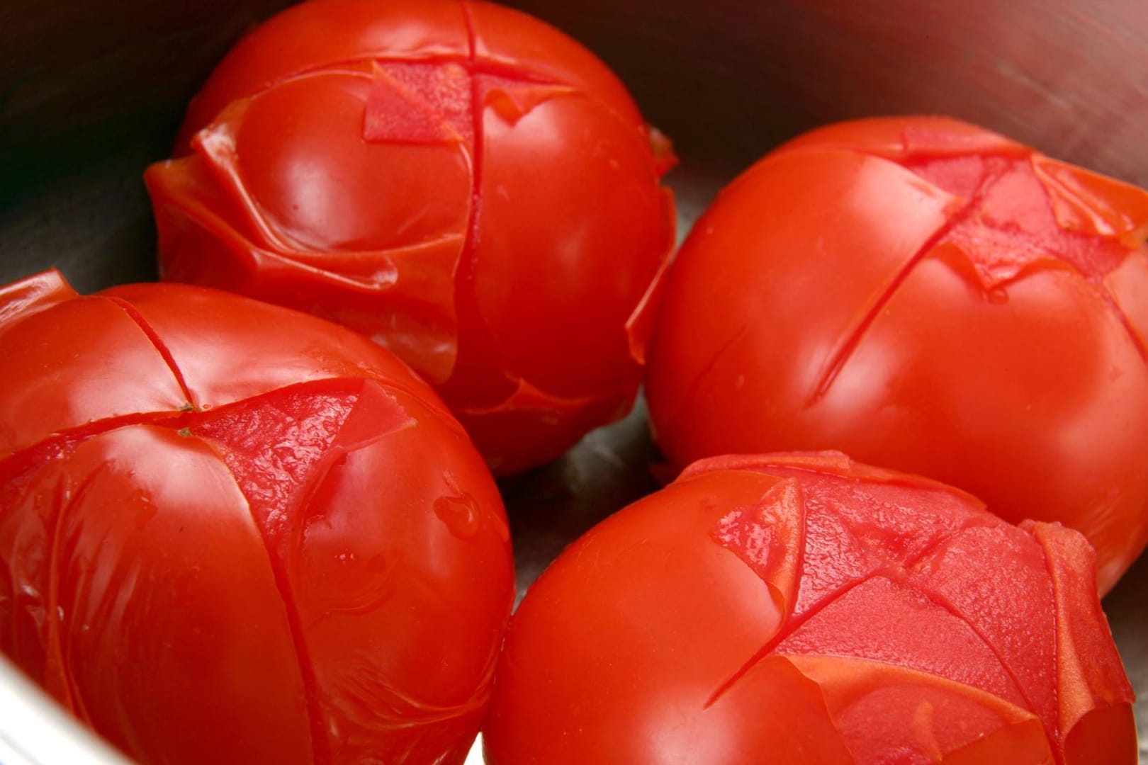 Tomaten: Mit einem Trick lässt sich die Haut ganz leicht ablösen.