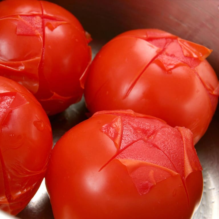 Tomaten: Mit einem Trick lässt sich die Haut ganz leicht ablösen.