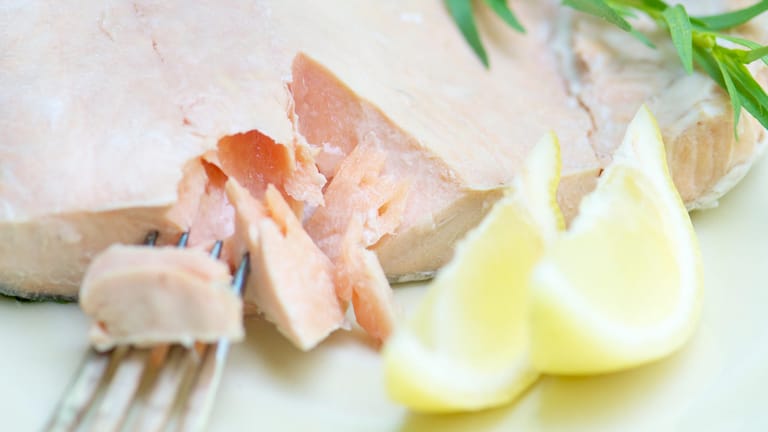 Pochierter Lachs: Pochieren ist die ideale Zubereitungsart für Lachs.