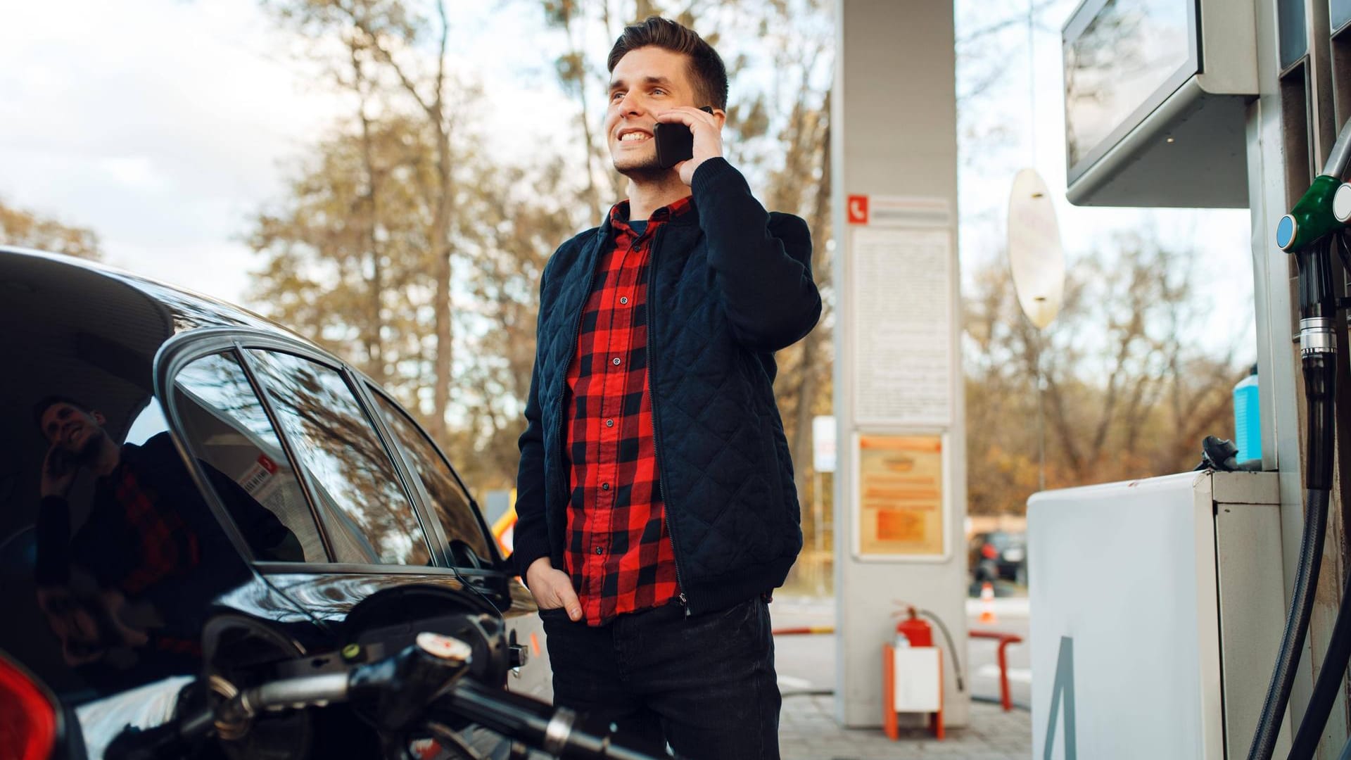 Tanken: Zigarette, Handy und Feuer sind dabei nicht erlaubt.