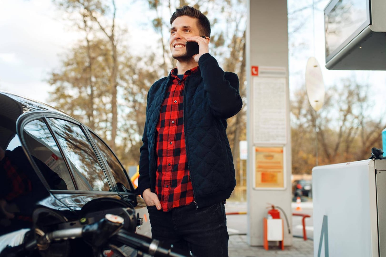 Tanken: Zigarette, Handy und Feuer sind dabei nicht erlaubt.