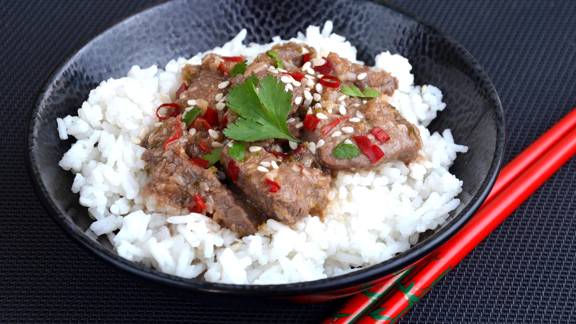 Limetten-Sesam-Rindfleisch: In der Marinade zieht das Rindfleisch mindestens zwei Stunden. Scharf angebraten, wird es dann am besten mit Basmatireis serviert.