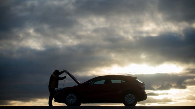 Autopanne: Will der Wagen nicht mehr anspringen, ist häufig eine schwache Batterie die Ursache.