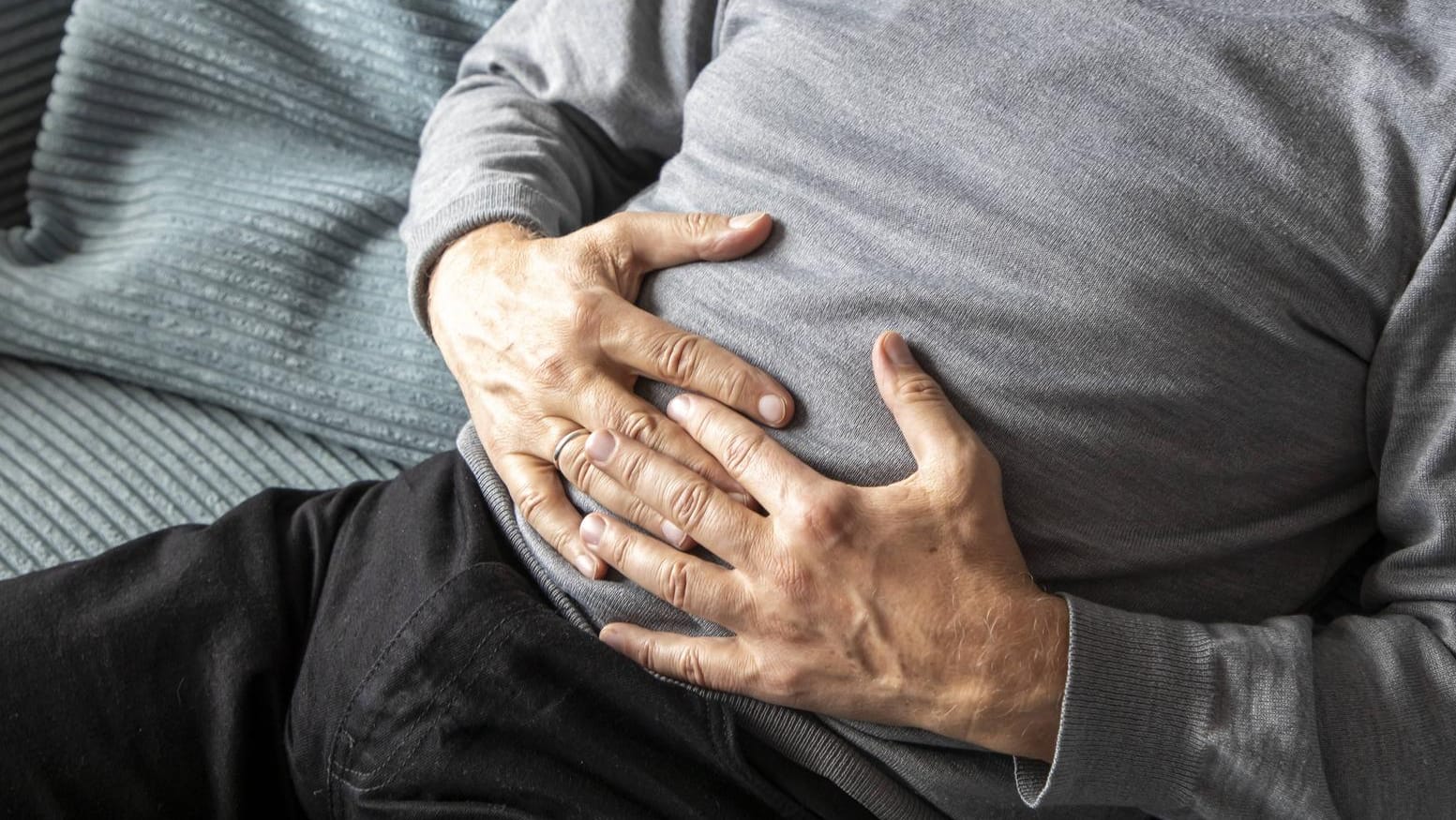 Bauchschmerzen: Magen-Darm-Symptome können ein Hinweis auf Covid-19 sein. (Symbolbild)