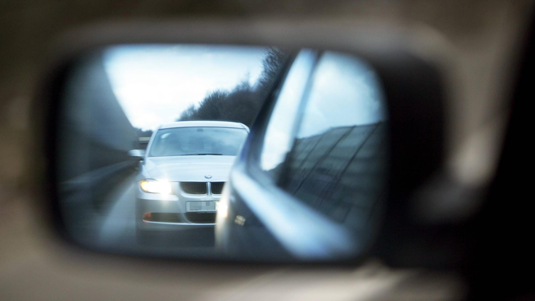 Lichthupe zum Überholen: Im Zusammenspiel mit dichtem Auffahren ist sie verboten.