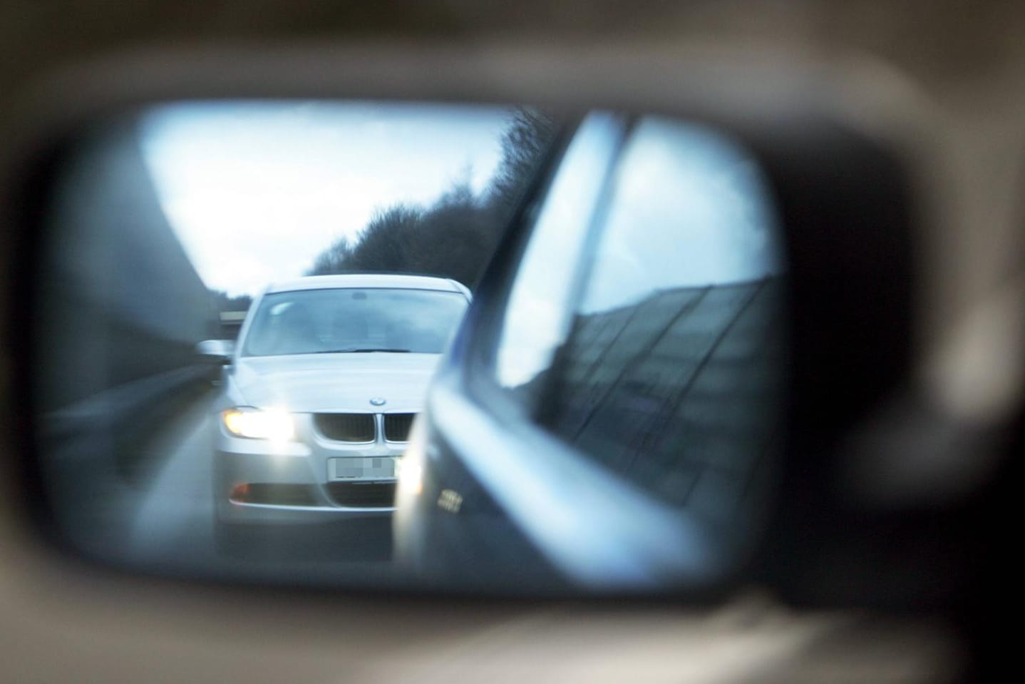 Lichthupe zum Überholen: Im Zusammenspiel mit dichtem Auffahren ist sie verboten.