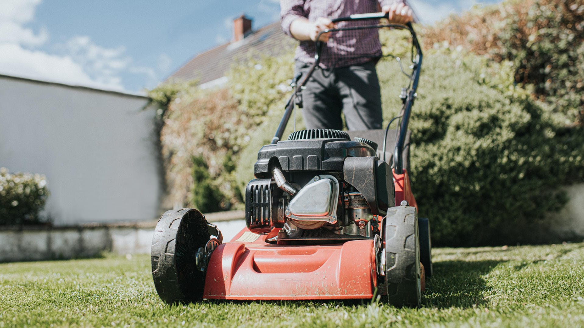 Ein Mann mäht den Rasen (Symbolbild): Nicht jede Art von Gartenarbeit dürfen Vermieter auf Mieter abwälzen.