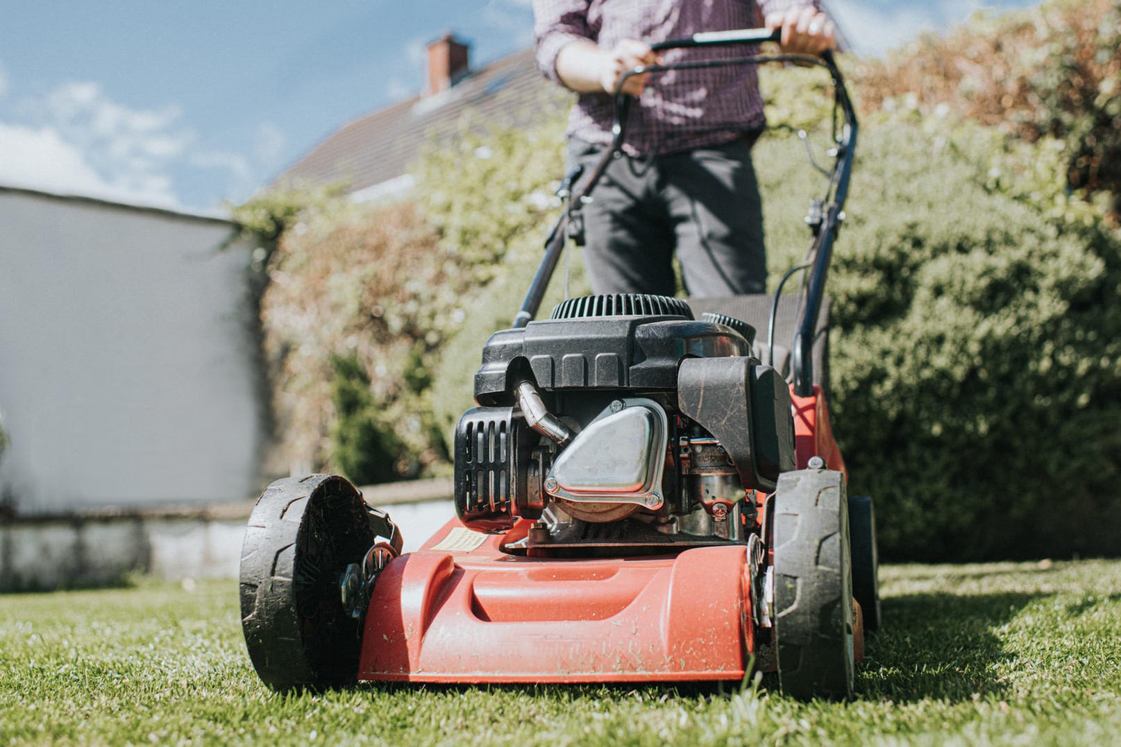 Ein Mann mäht den Rasen (Symbolbild): Nicht jede Art von Gartenarbeit dürfen Vermieter auf Mieter abwälzen.