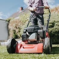 Ein Mann mäht den Rasen (Symbolbild): Nicht jede Art von Gartenarbeit dürfen Vermieter auf Mieter abwälzen.