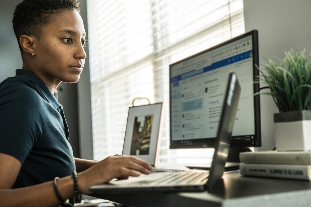 Eine junge Frau arbeitet zu Hause am Laptop (Symbolbild): Um ein Arbeitszimmer von der Steuer absetzen zu können, muss man strenge Vorgaben erfüllen.