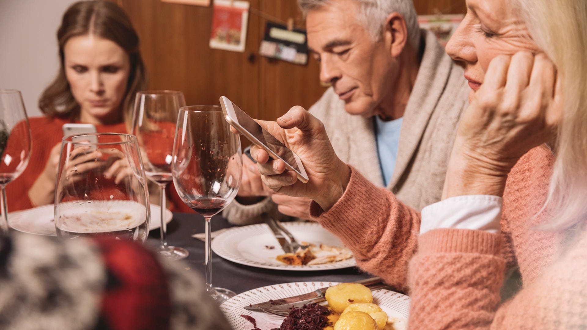 Weihnachten: Handyfreie Zeiten können Stress vermeiden.