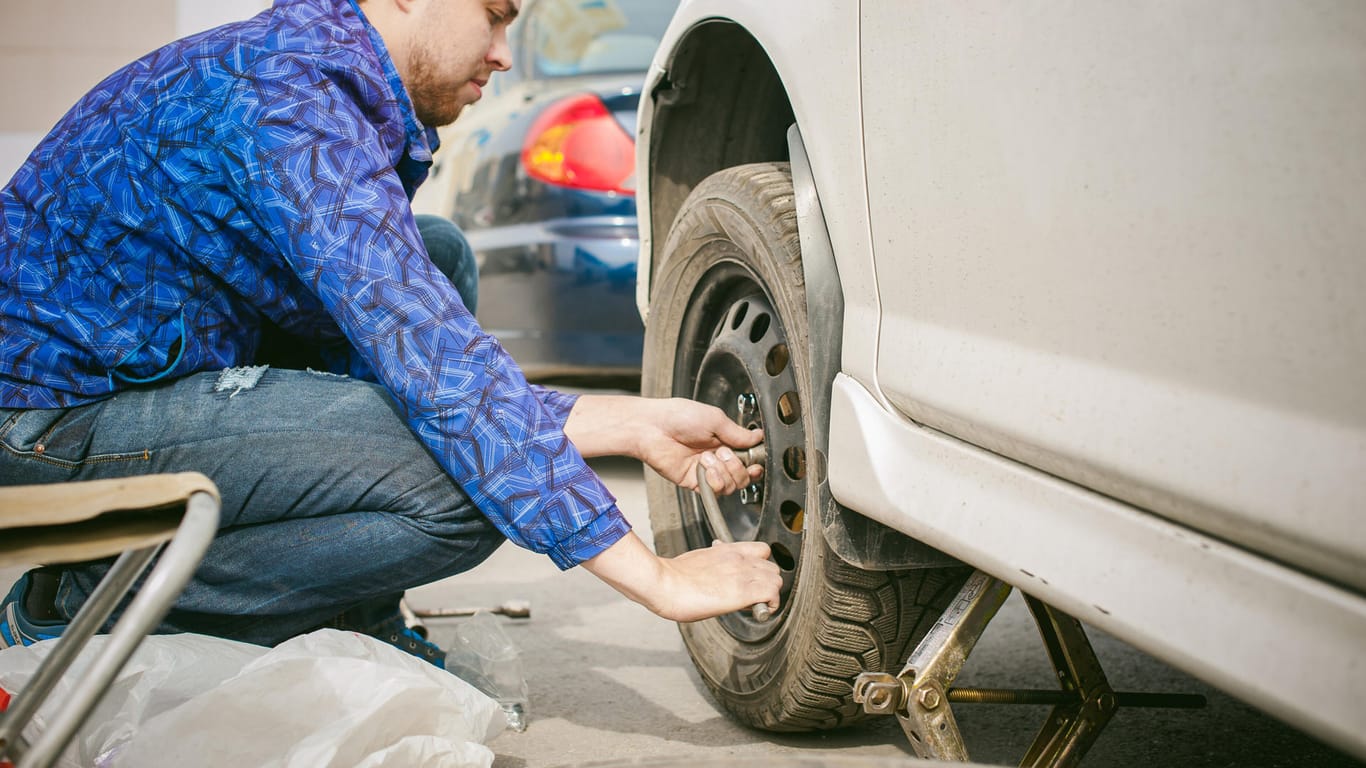 Reifen wechseln: Einige Arbeiten am Auto lassen sich selbst erledigen.