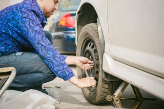 Reifen wechseln: Einige Arbeiten am Auto lassen sich selbst erledigen.
