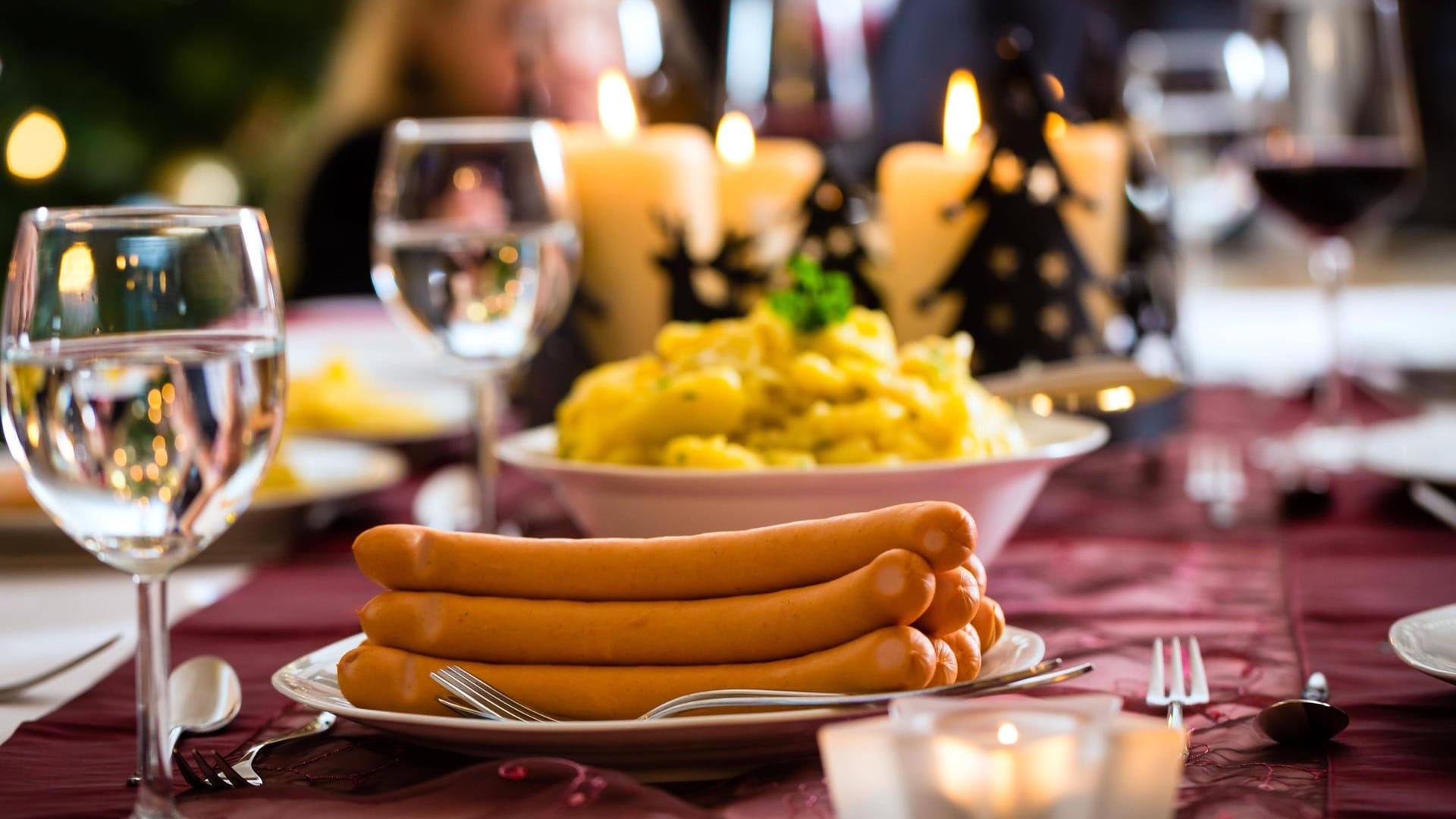 Weihnachtsmenü: Den Klassiker am Weihnachtsabend, Kartoffelsalat mit Würstchen, können Sie schon zwei Tage vorher zubereiten.