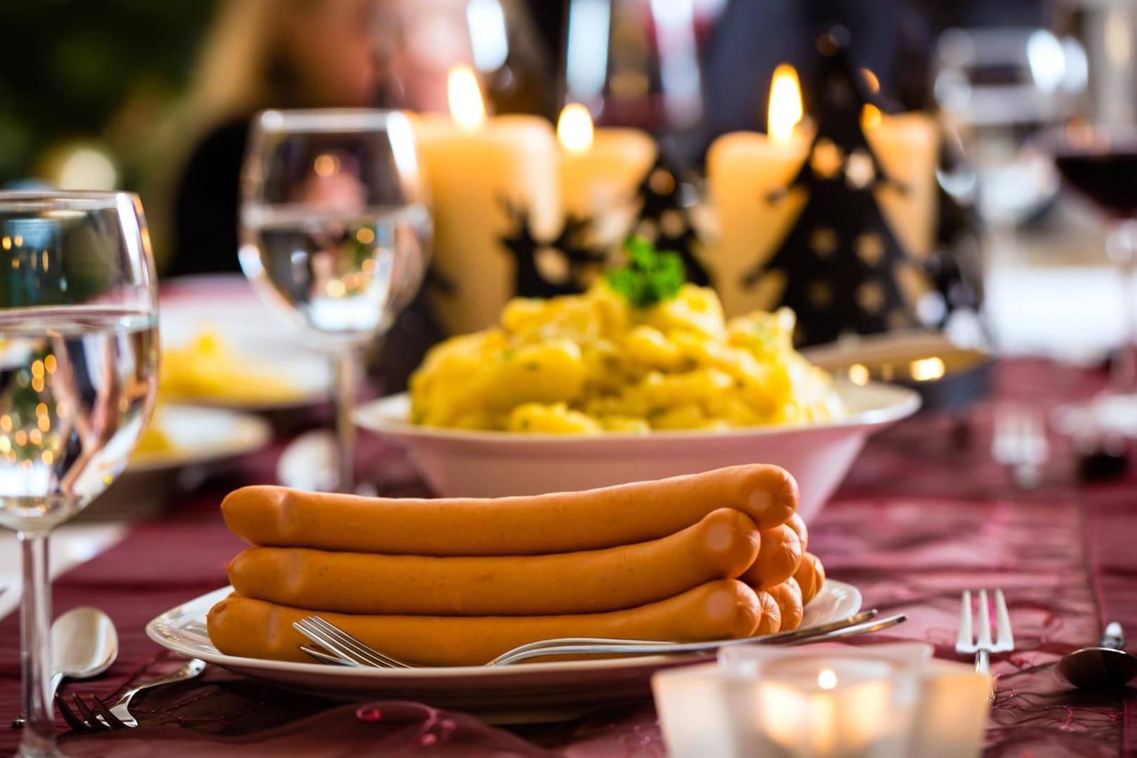 Weihnachtsmenü: Den Klassiker am Weihnachtsabend, Kartoffelsalat mit Würstchen, können Sie schon zwei Tage vorher zubereiten.