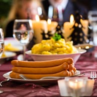 Weihnachtsmenü: Den Klassiker am Weihnachtsabend, Kartoffelsalat mit Würstchen, können Sie schon zwei Tage vorher zubereiten.