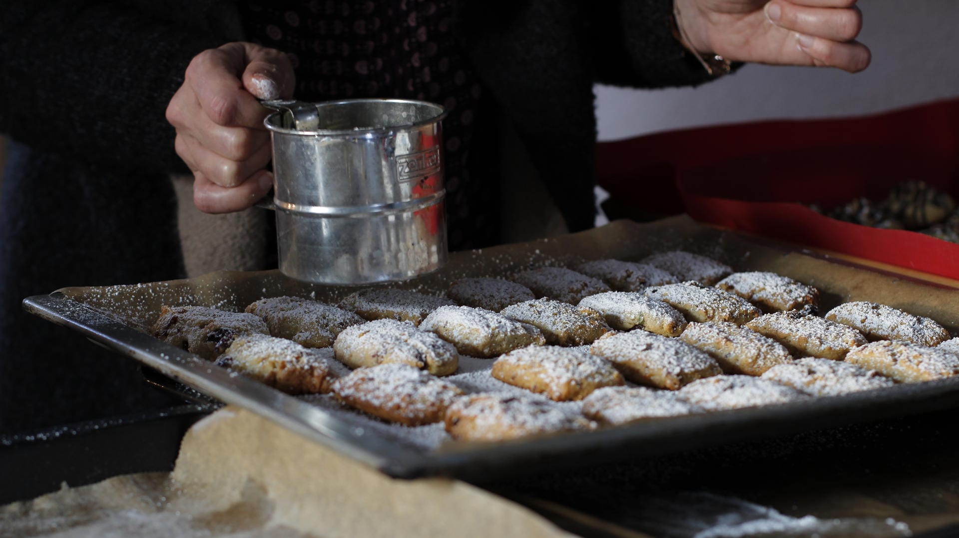 Mini-Stollen: Am Ende werden sie mit Puderzucker bestäubt.