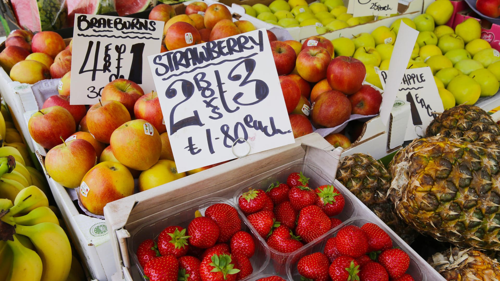 Obststand in Großbritannien (Symbolbild): Der britische Handel warnt vor den Folgen eines No-Deal-Brexits.