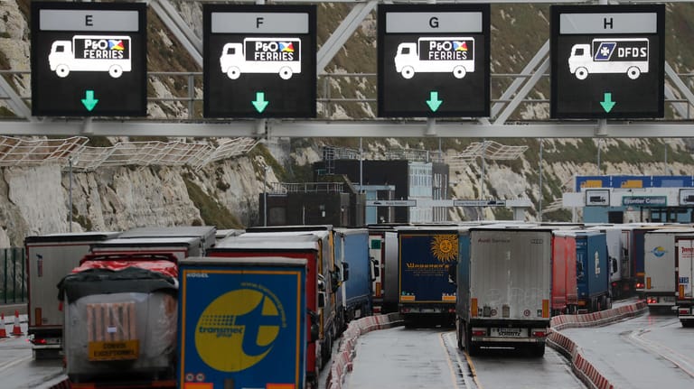 Lastwagen stehen Schlange am Hafen von Dover (Archivbild): Auf britischer Seite wird man sich nach dem Brexit auf Wartezeiten einstellen müssen.