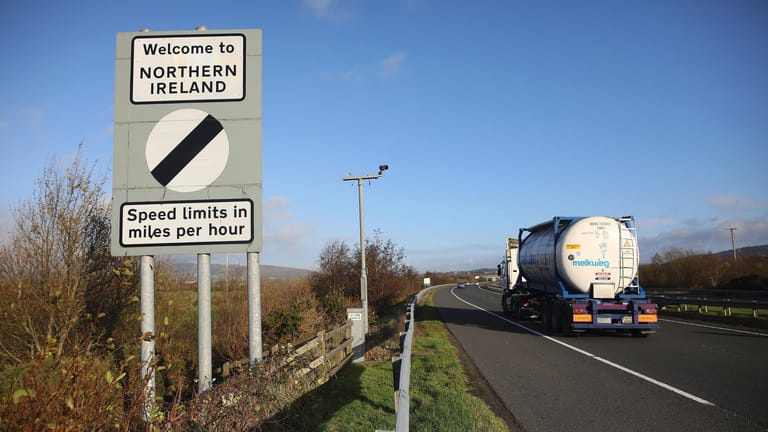Grenze zwischen Nordirland und Irland: Nordirland soll auch nach einem Brexit weiter den Regeln des EU-Binnenmarktes folgen.