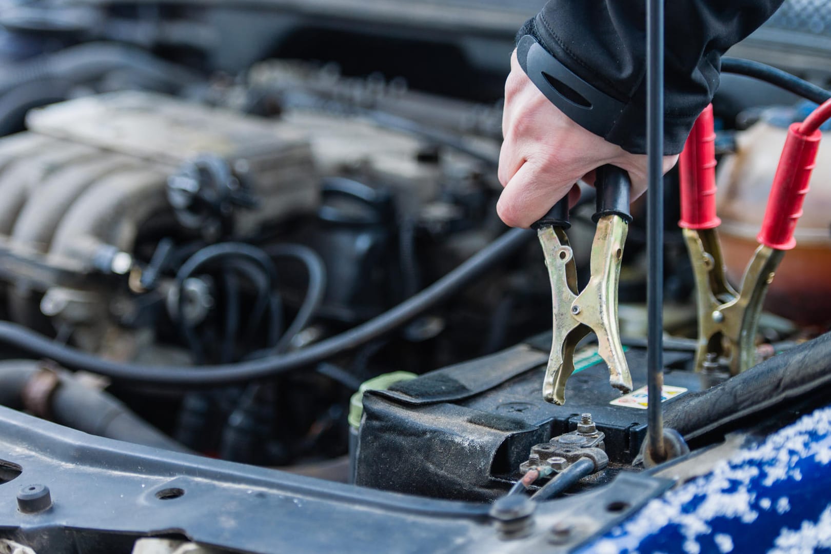 Mit einem Starthilfegerät laden Sie die Autobatterie auch ohne Spenderauto wieder auf.