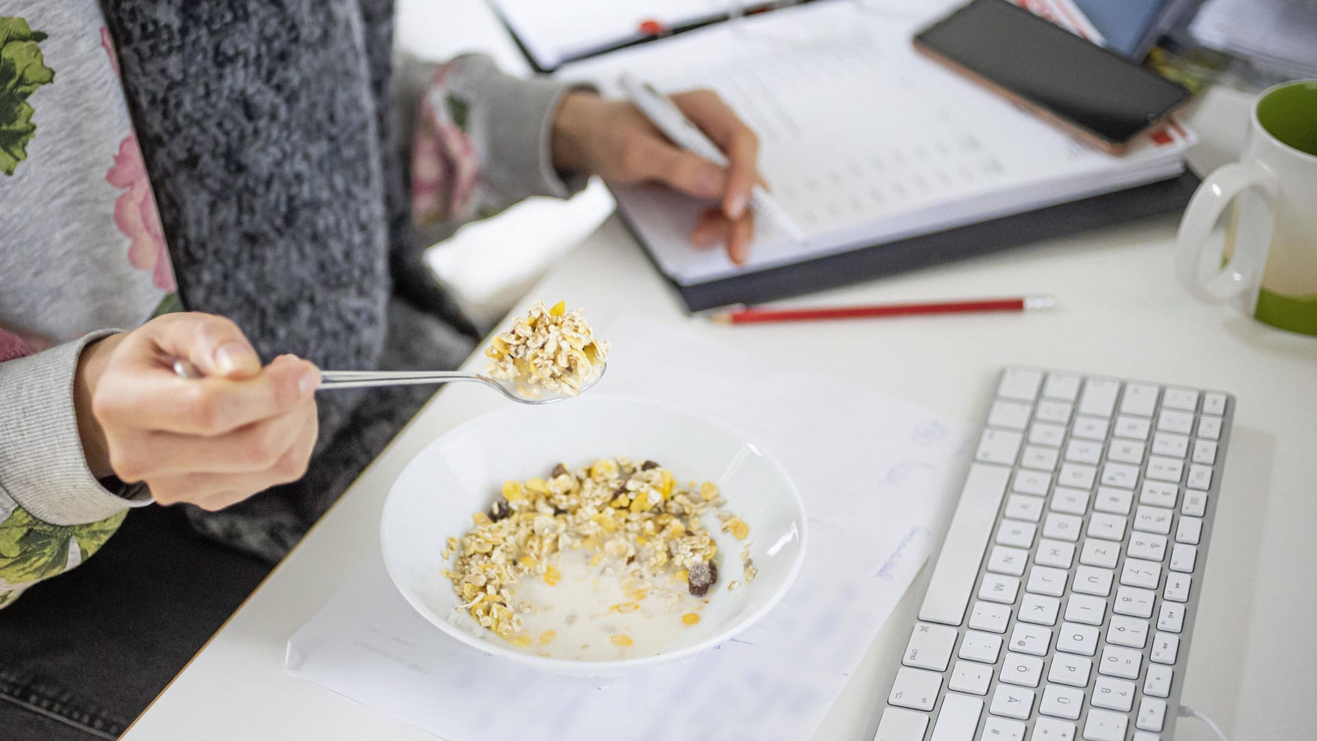 Stress: Home Office verführt zum Essen am Arbeitsplatz und fördert Bewegungsmangel.