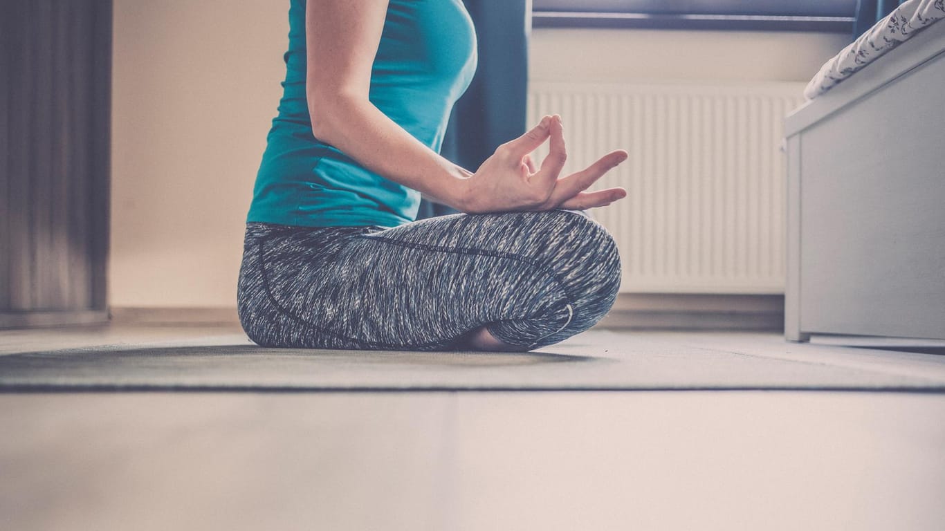 Körper und Geist entspannen: Yoga und Meditation können helfen.