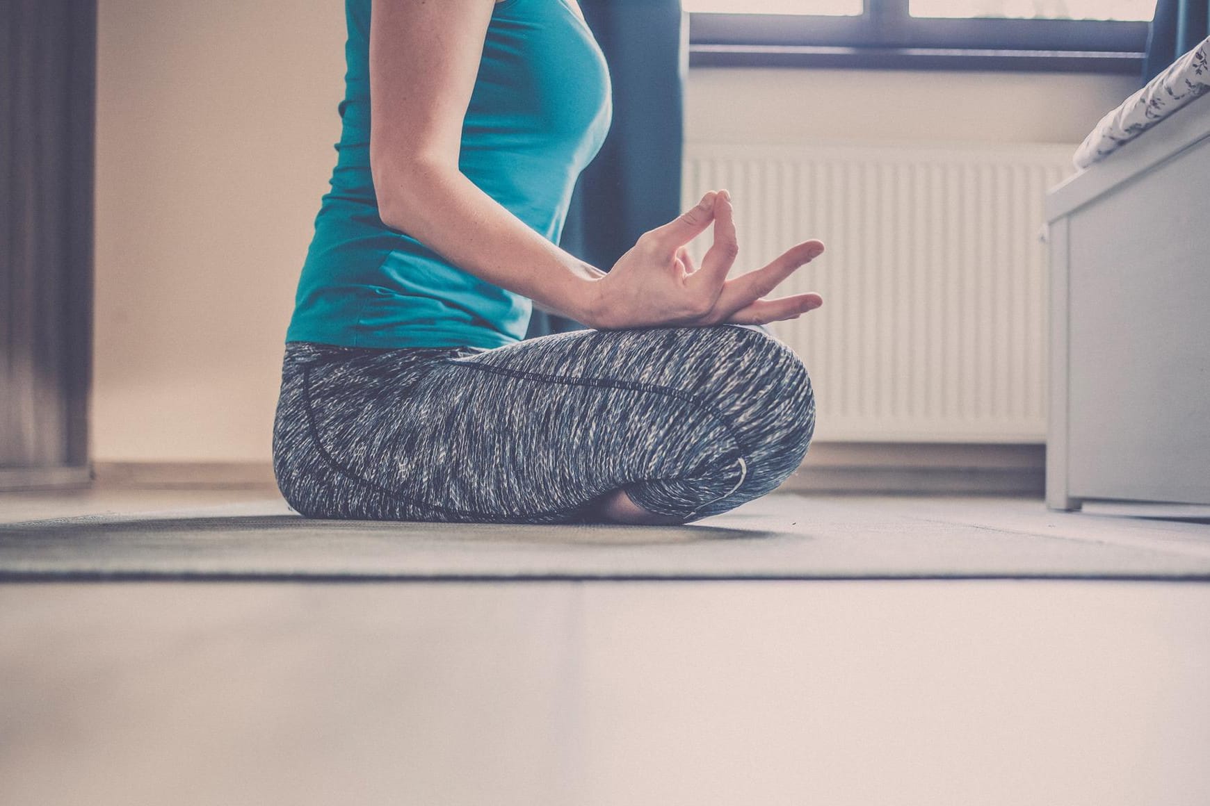 Körper und Geist entspannen: Yoga und Meditation können helfen.