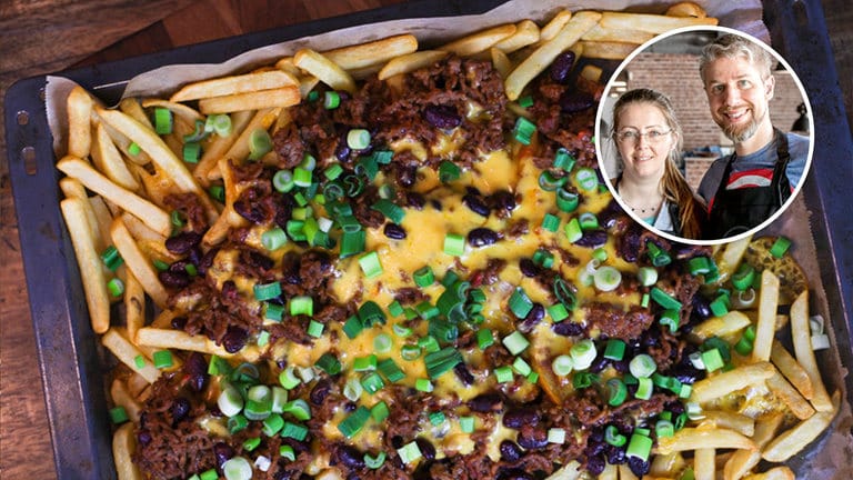 Chili Cheese Fries: Die leckeren Pommes mit Hackfleisch dürfen an Silvester nicht fehlen.