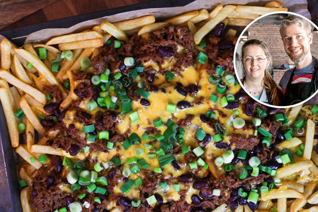 Chili Cheese Fries: Die leckeren Pommes mit Hackfleisch dürfen an Silvester nicht fehlen.