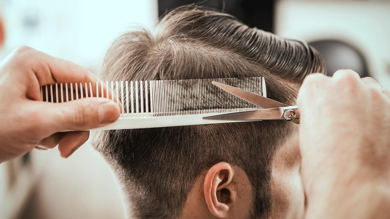 Haarschnitt: Auch zu Hause kann man die Haare richtig schneiden.
