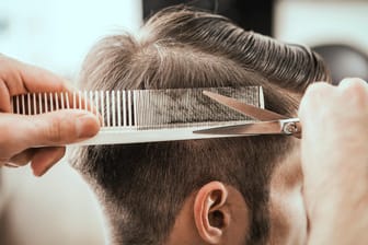 Haarschnitt: Auch zu Hause kann man die Haare richtig schneiden.