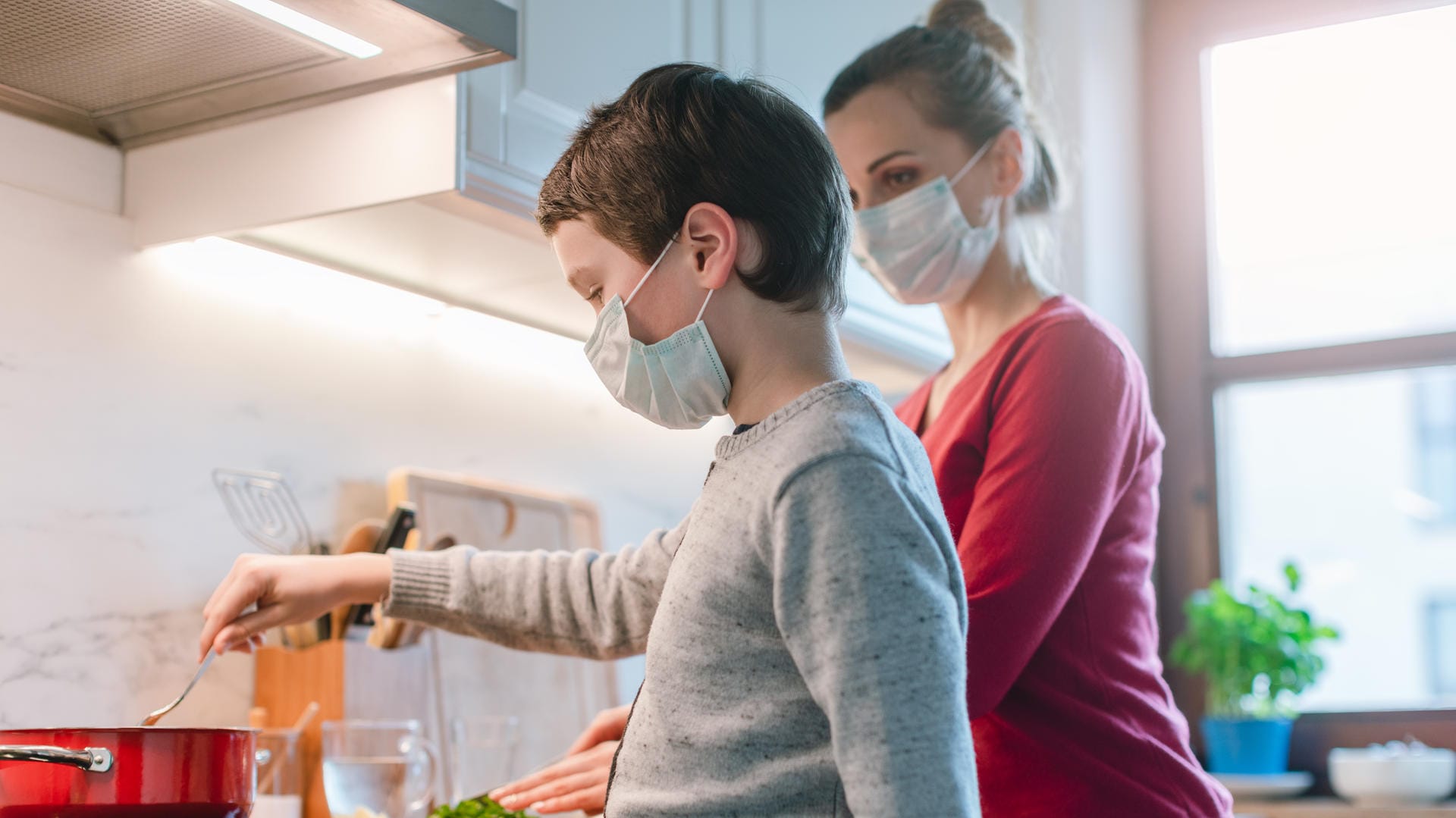 Familie: Wenn ein Mitglied mit dem Coronavirus infiziert ist, gilt es Vorsichtsmaßnahmen zu treffen. (Symbolbild)