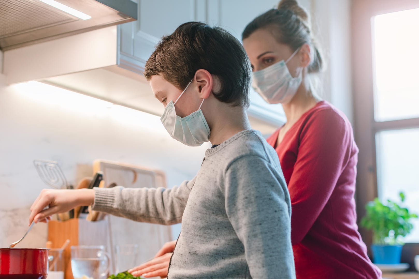 Familie: Wenn ein Mitglied mit dem Coronavirus infiziert ist, gilt es Vorsichtsmaßnahmen zu treffen. (Symbolbild)