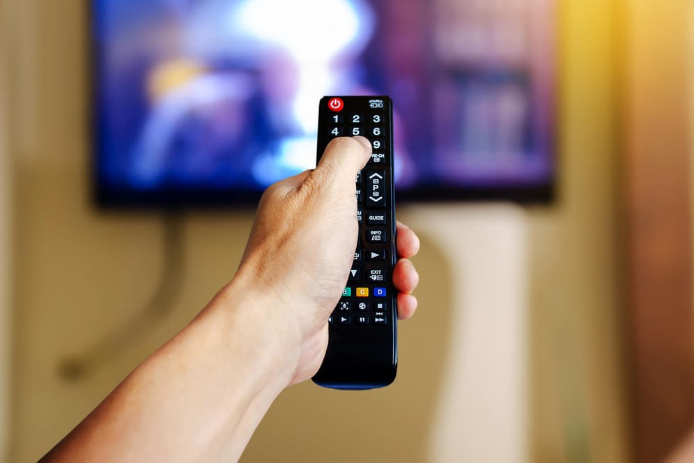 Mit einer Fernbedienung nicht nur den Fernseher steuern: Universalfernbedienungen bieten einen größeren Spielraum und mehr Komfort.