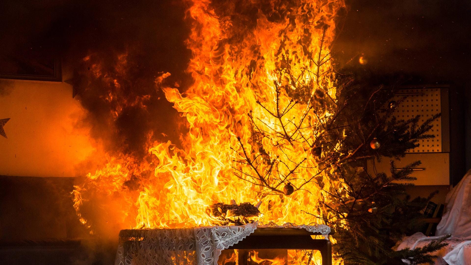 Der Weihnachtsbaum brennt: Jetzt heißt es, das Richtige zu tun. (Symbolfoto)