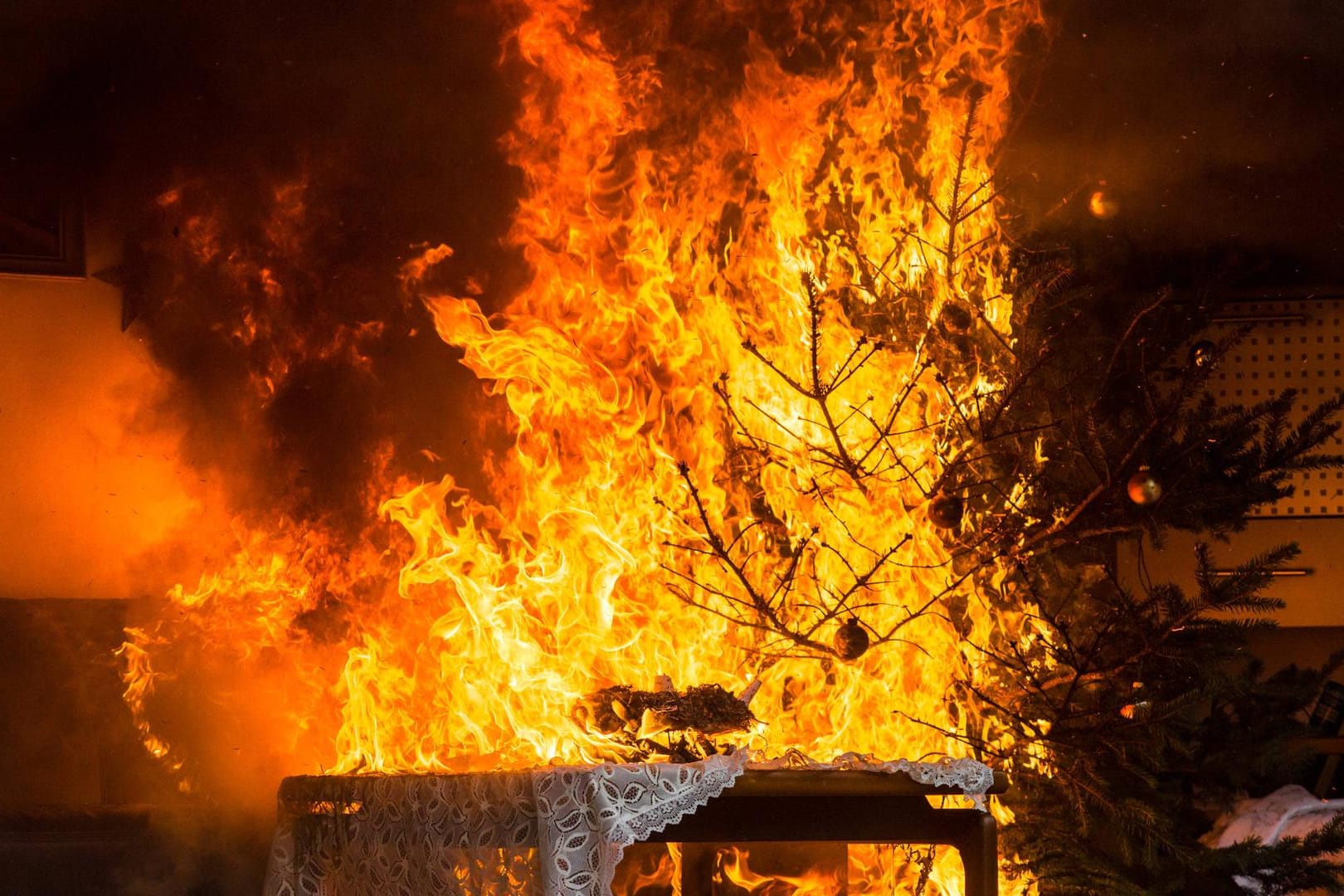 Der Weihnachtsbaum brennt: Jetzt heißt es, das Richtige zu tun. (Symbolfoto)