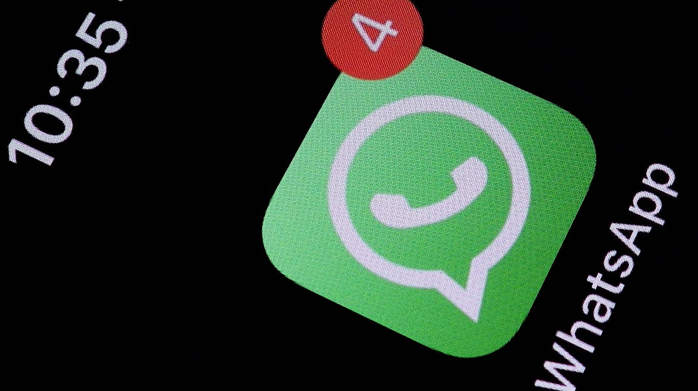 WhatsApp zeigt vier neue Nachrichten an: Wer ein neues Smartphone einrichtet und seine Chats übertragen möchte, sollte ein paar Dinge beachten.