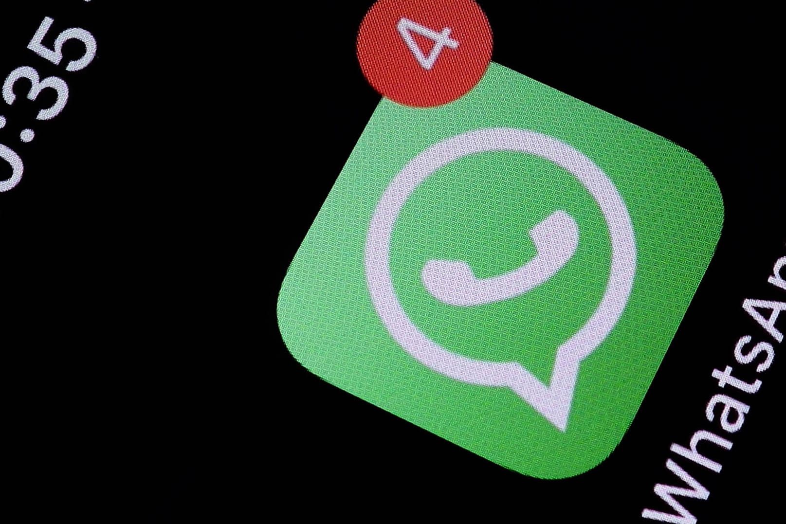 WhatsApp zeigt vier neue Nachrichten an: Wer ein neues Smartphone einrichtet und seine Chats übertragen möchte, sollte ein paar Dinge beachten.