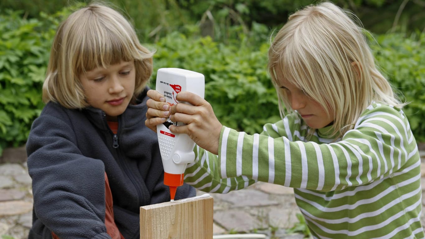 Holzleim: Wenn Kinder ihn verwenden, sollte er auf Wasserbasis hergestellt sein. (Symbolbild)