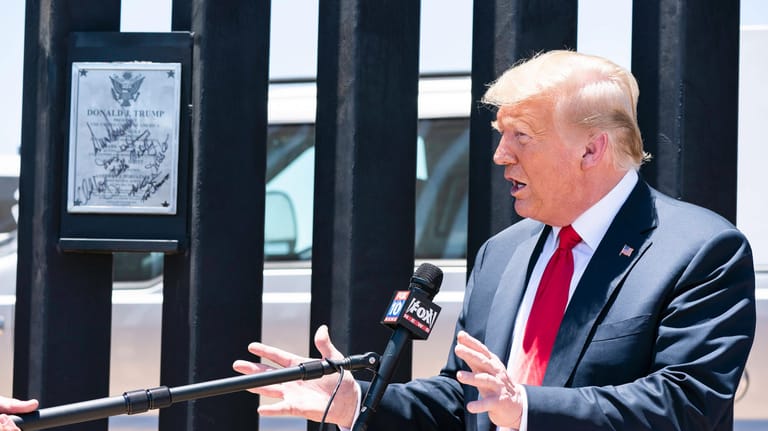 Donald Trump: Im Juni 2020 besuchte der US-Präsident ein auf seine Initiative hin gebautes Stück Grenzmauer.