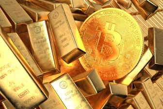 Bitcoins inmitten von Goldbarren: Ist die Währung bald das digitale Gold?