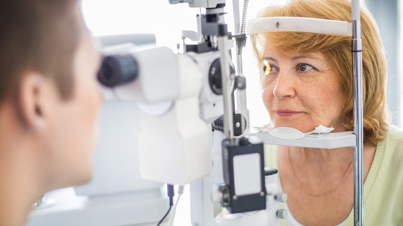 Patientin bei einer Augenuntersuchung: Wird ein Glaukom früh erkannt, kann man es meist gut behandeln, so dass sich die Sehkraft nicht weiter verschlechtert.